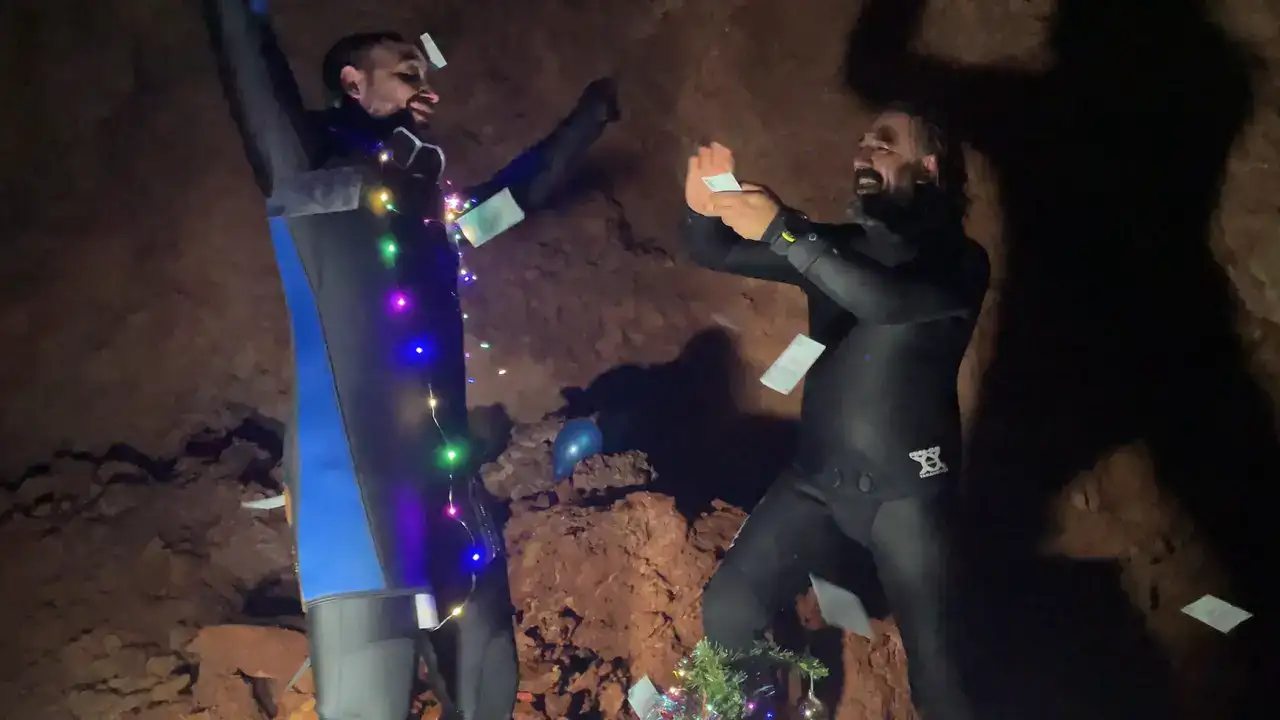 Antalya'da Dalgıçlar 2026'ya Su Altı Mağarasında Girdi! 6